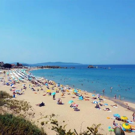 Apartment със басейн до плажа