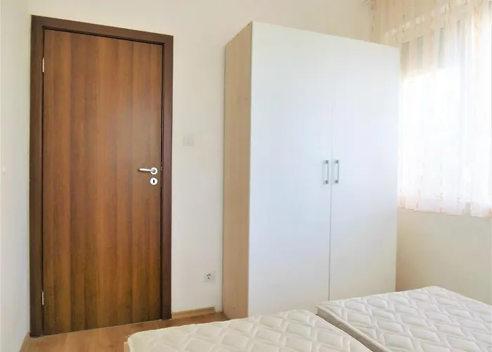 със басейн до плажа