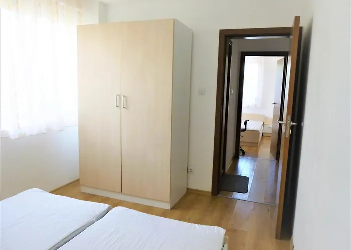 Апартамент със басейн до плажа