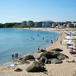 със басейн до плажа *