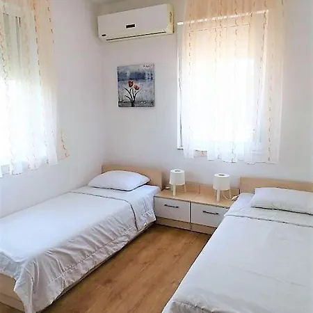 Apartment със басейн до плажа
