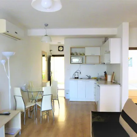 Apartment със басейн до плажа