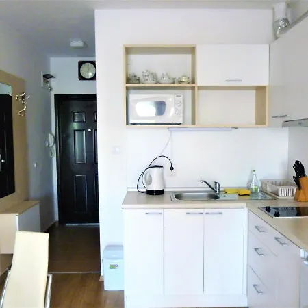 със басейн до плажа Apartment Lozenets