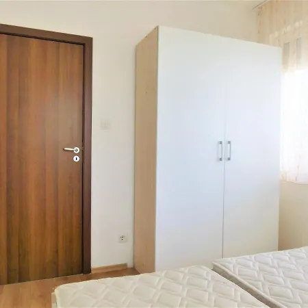 Апартамент Лозенец Със Басейн До Плажа