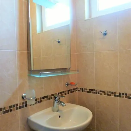 Apartment със басейн до плажа *