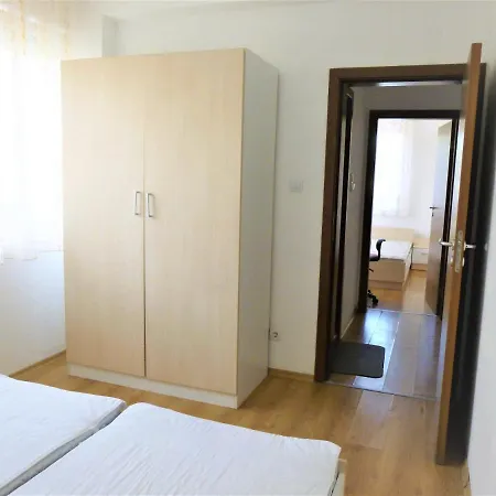 Apartment със басейн до плажа