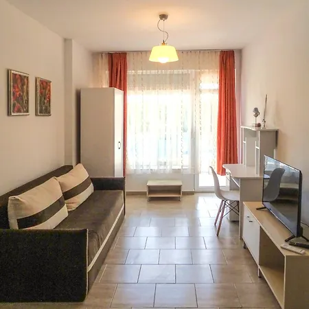 Apartment със басейн до плажа