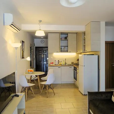 Apartment със басейн до плажа Lozenets