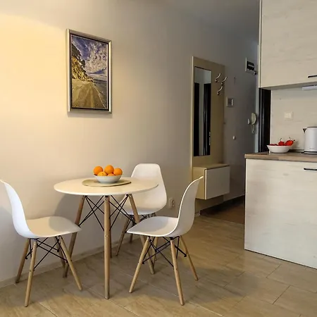 Apartment със басейн до плажа