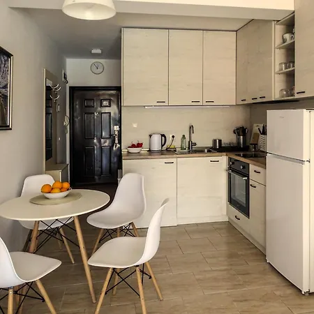 Apartment със басейн до плажа Lozenets