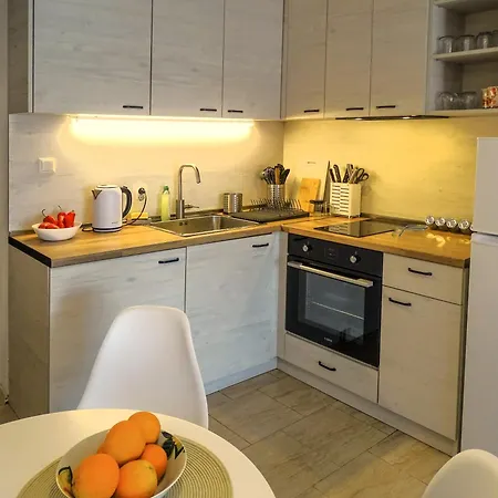 Apartment със басейн до плажа