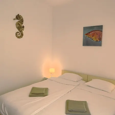 Apartment със басейн до плажа *
