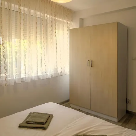 Apartment със басейн до плажа *