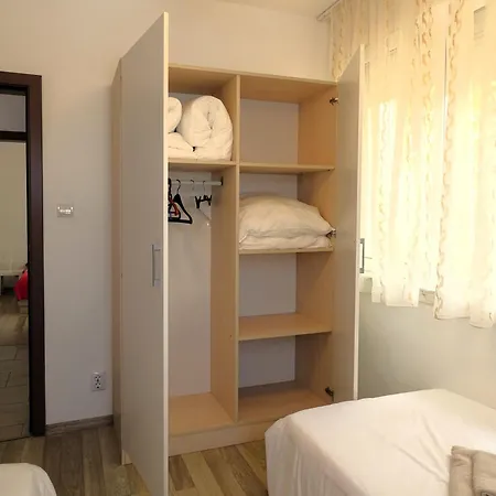Apartment със басейн до плажа *